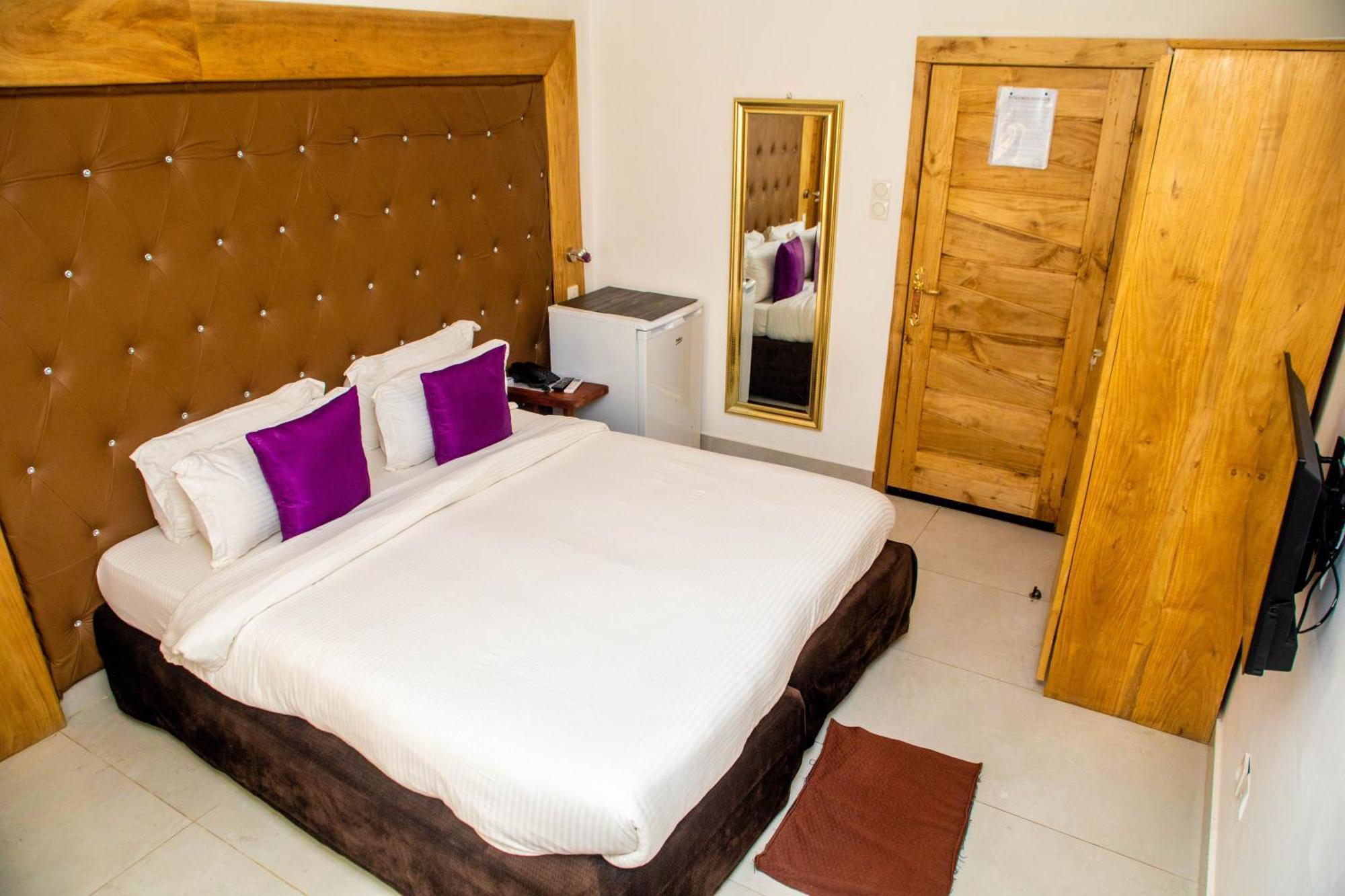 Hotel Les Orchidees Котону Екстериор снимка