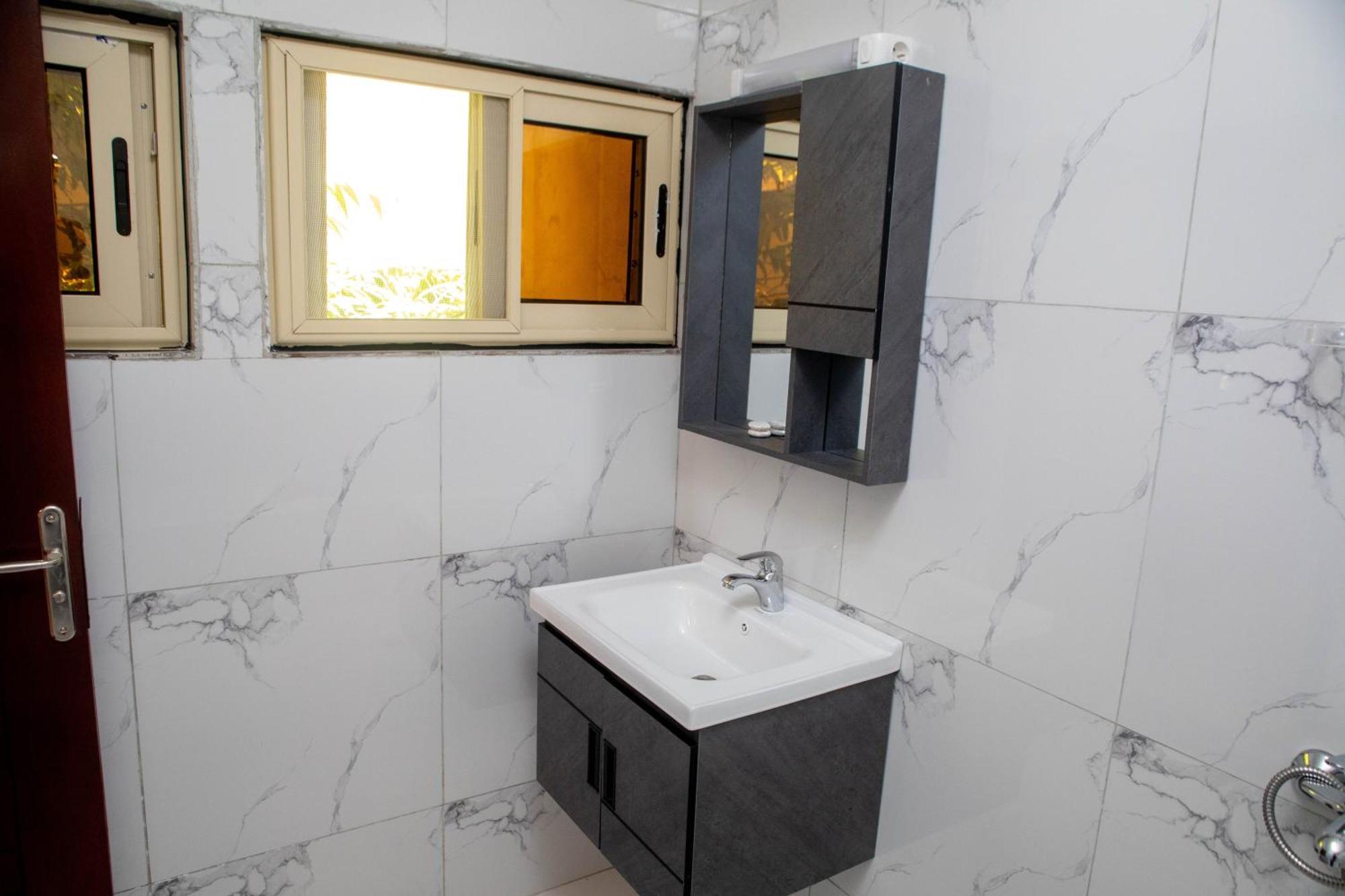 Hotel Les Orchidees Котону Екстериор снимка