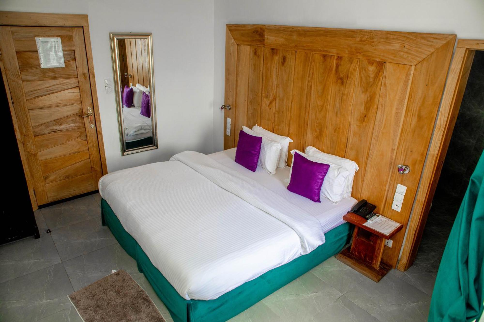 Hotel Les Orchidees Котону Екстериор снимка
