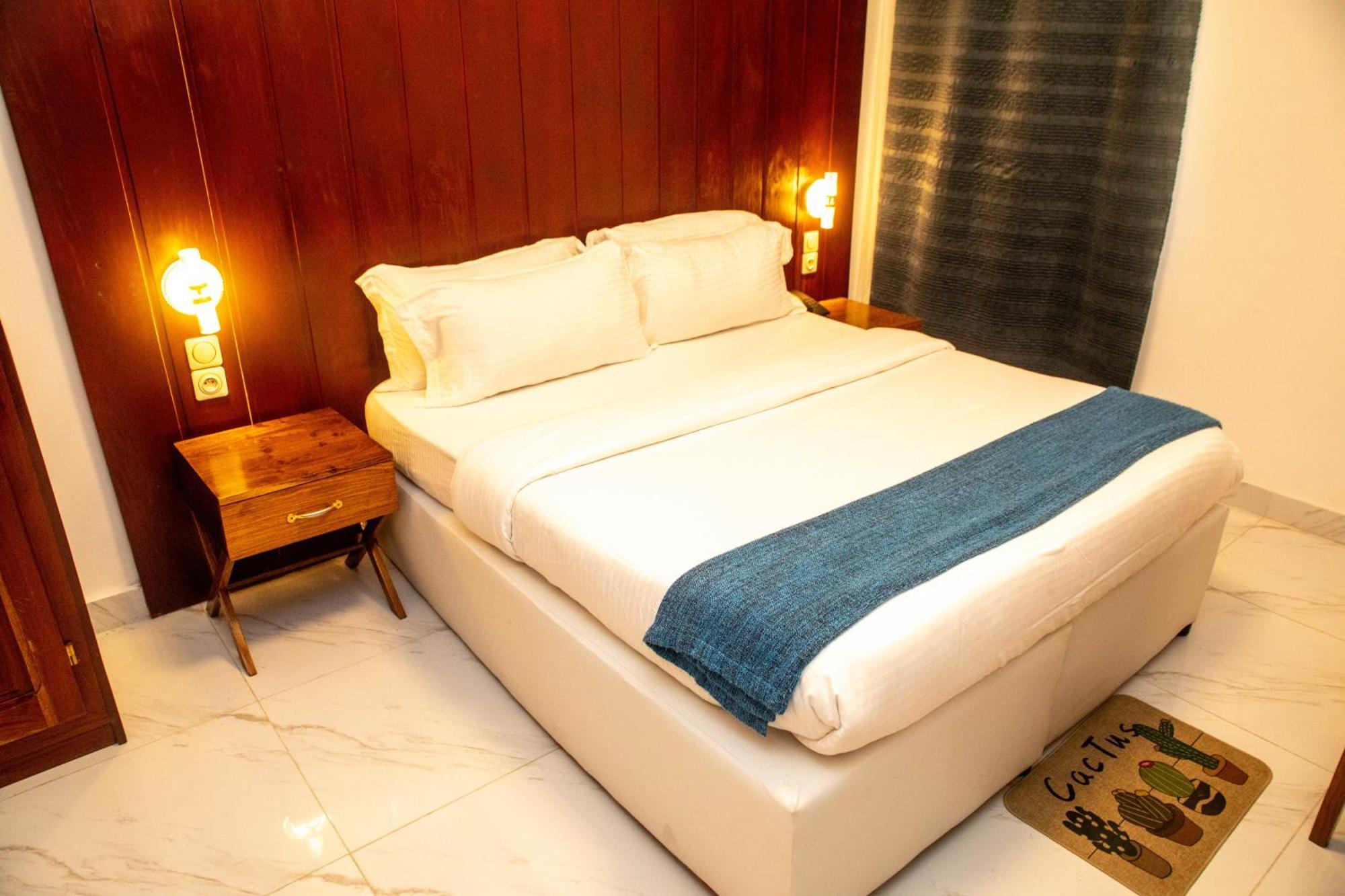 Hotel Les Orchidees Котону Екстериор снимка