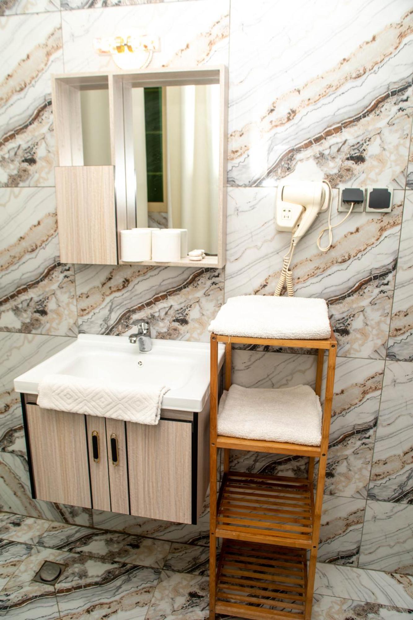 Hotel Les Orchidees Котону Екстериор снимка