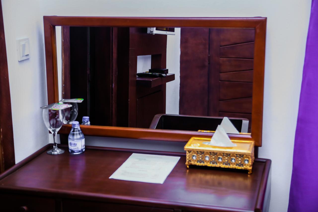 Hotel Les Orchidees Котону Екстериор снимка